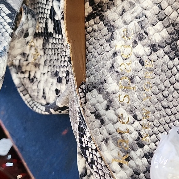 Snakeskin Pattern Sandals - Picture 4 of 4